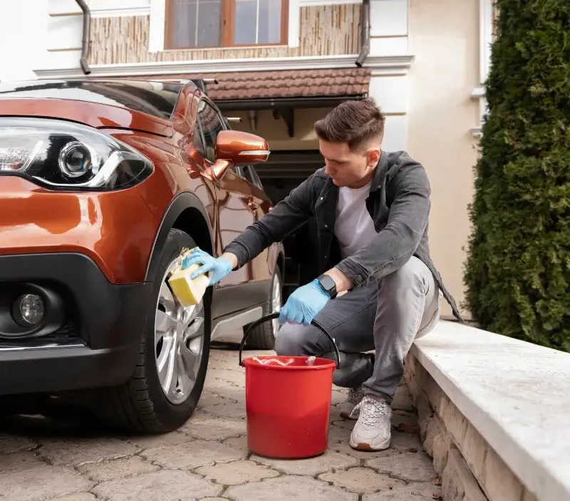 Lavage auto à domicile Gagnac-sur-Garonne : professionnel intervenant sur un véhicule